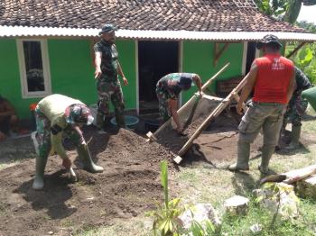 Pasang Keramik Aladin, Satgas TMMD Bojonegoro Saring Pasir